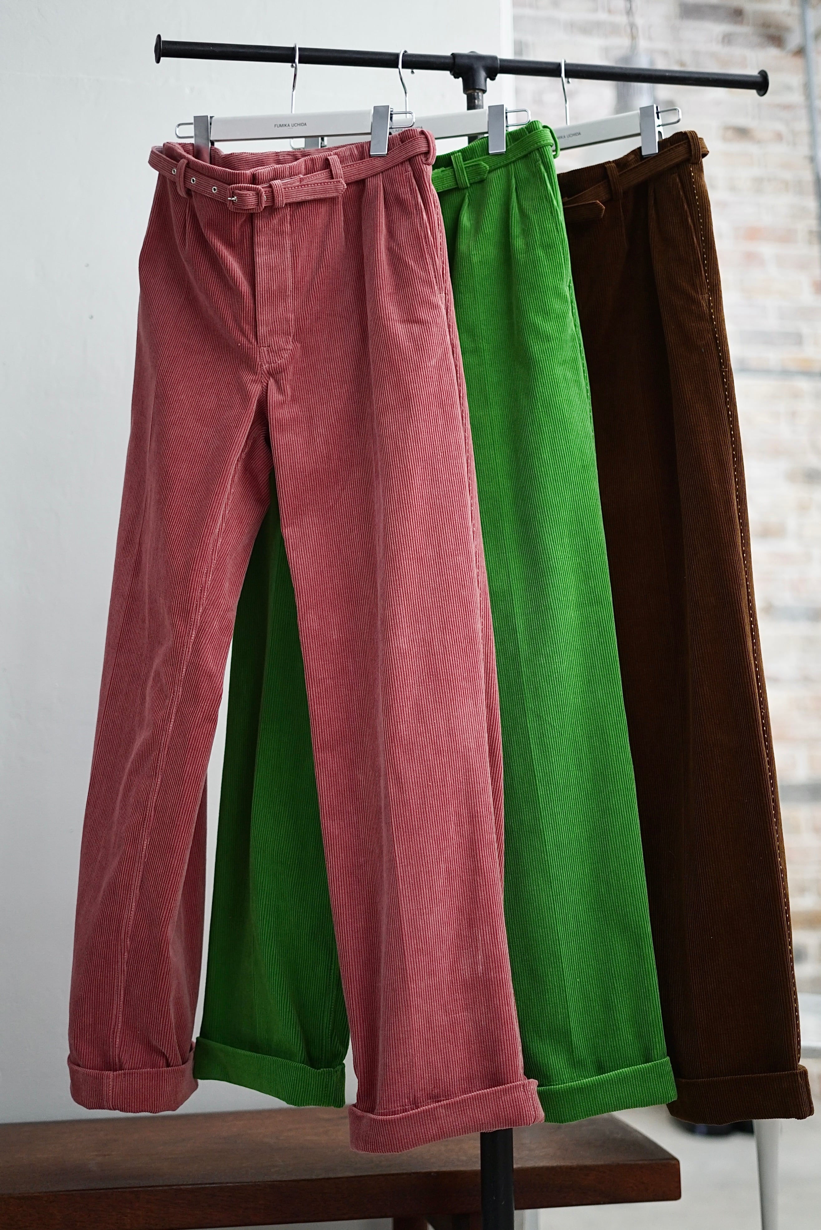 FUMIKA_UCHIDA / CORDUROY BELTED 2-TUCK SLACKS (PINK , GREEN
