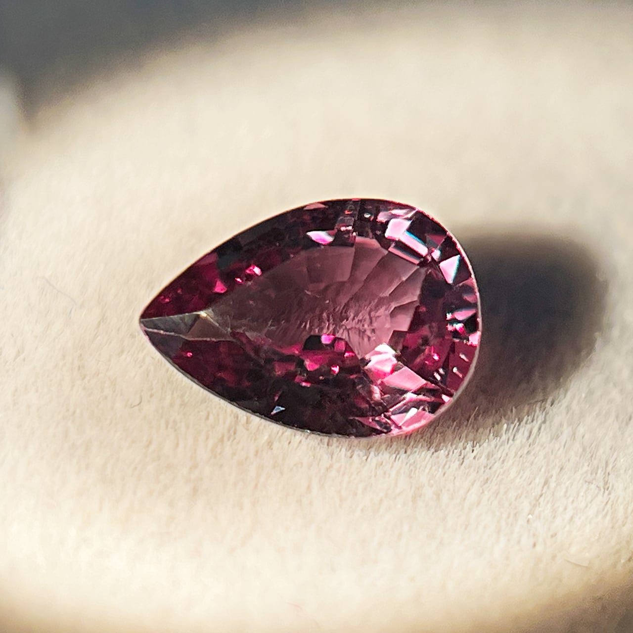 宝石ルース 【とても可愛いネコちゃんカット】希少なアマゾナイト1.42