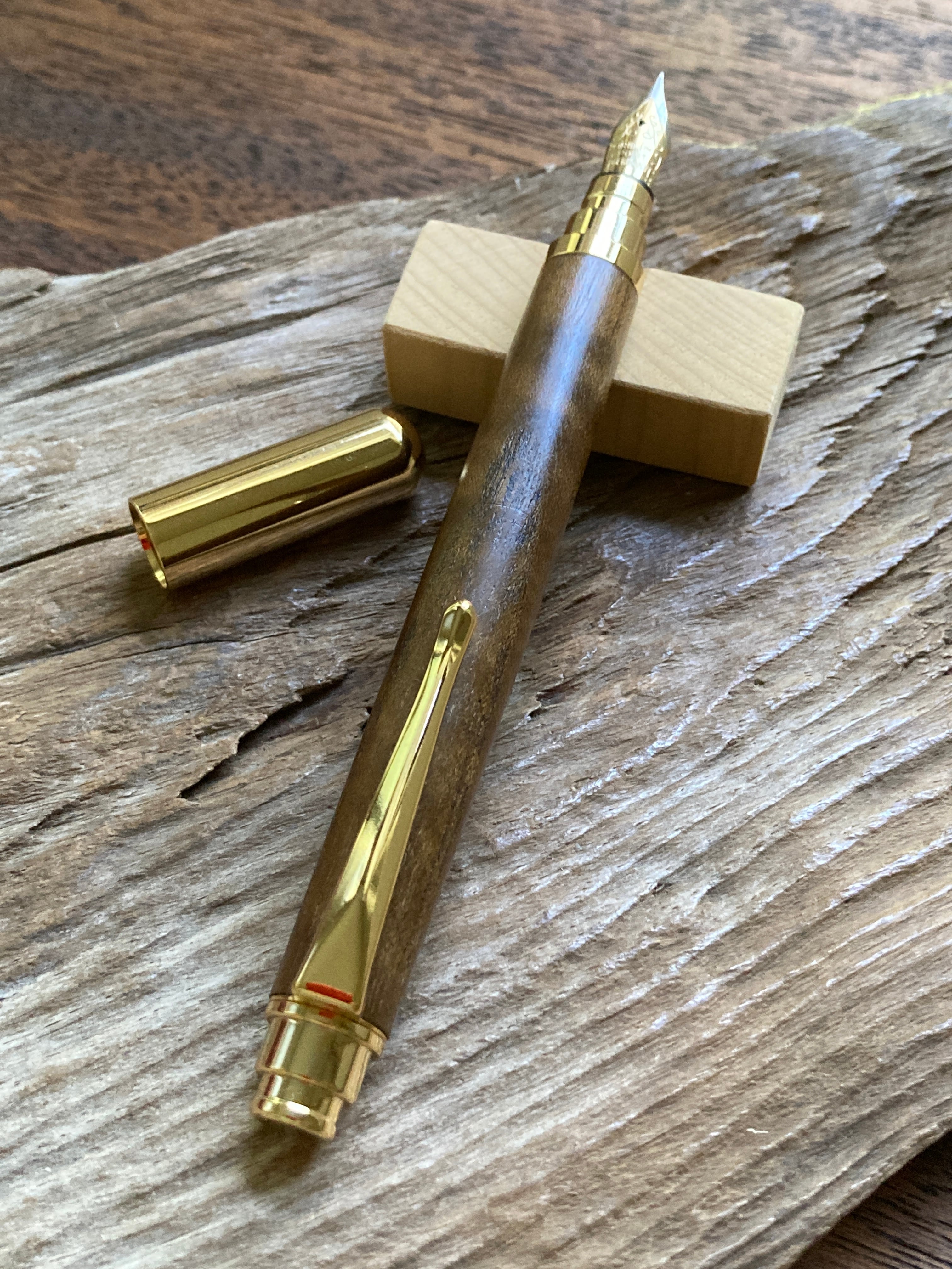 黄檗（縮み杢）の万年筆N（G） | 里山の木工房 真空