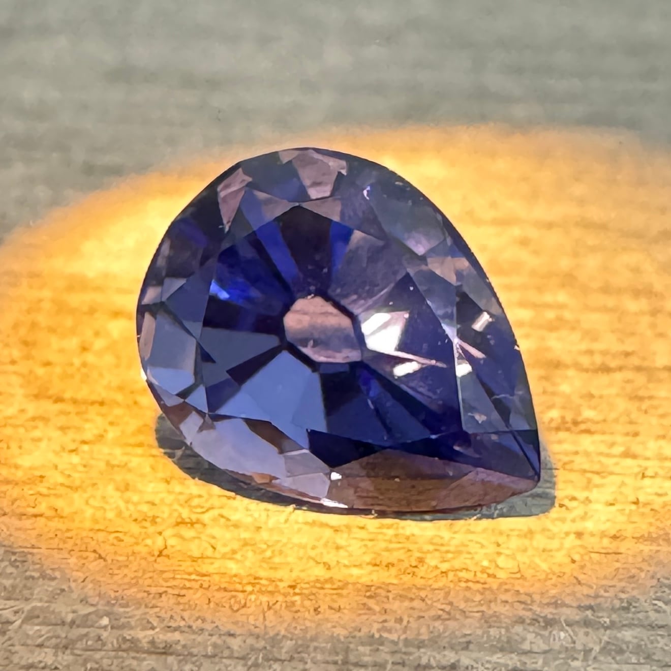 ペアシェイプのロイヤルブルーカラーのタンザナイト宝石。「GIL 認定」