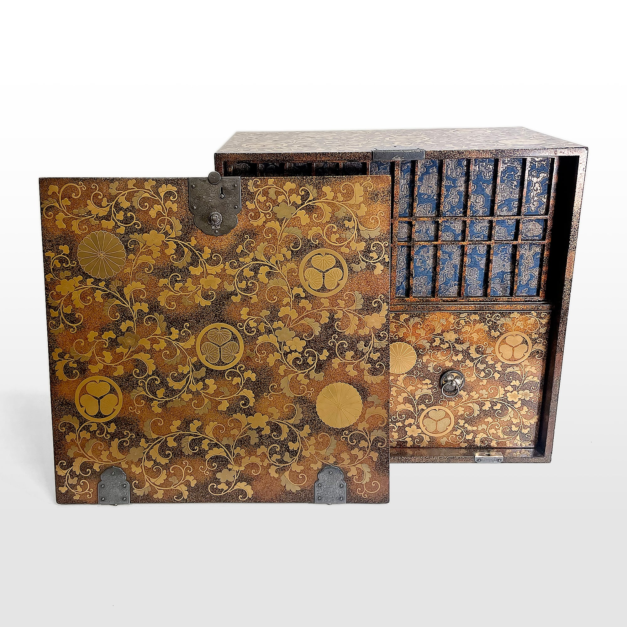 三ツ葉葵唐草蒔絵引戸付小箪笥 | 株式会社賢祥堂美術-京都店 WEB