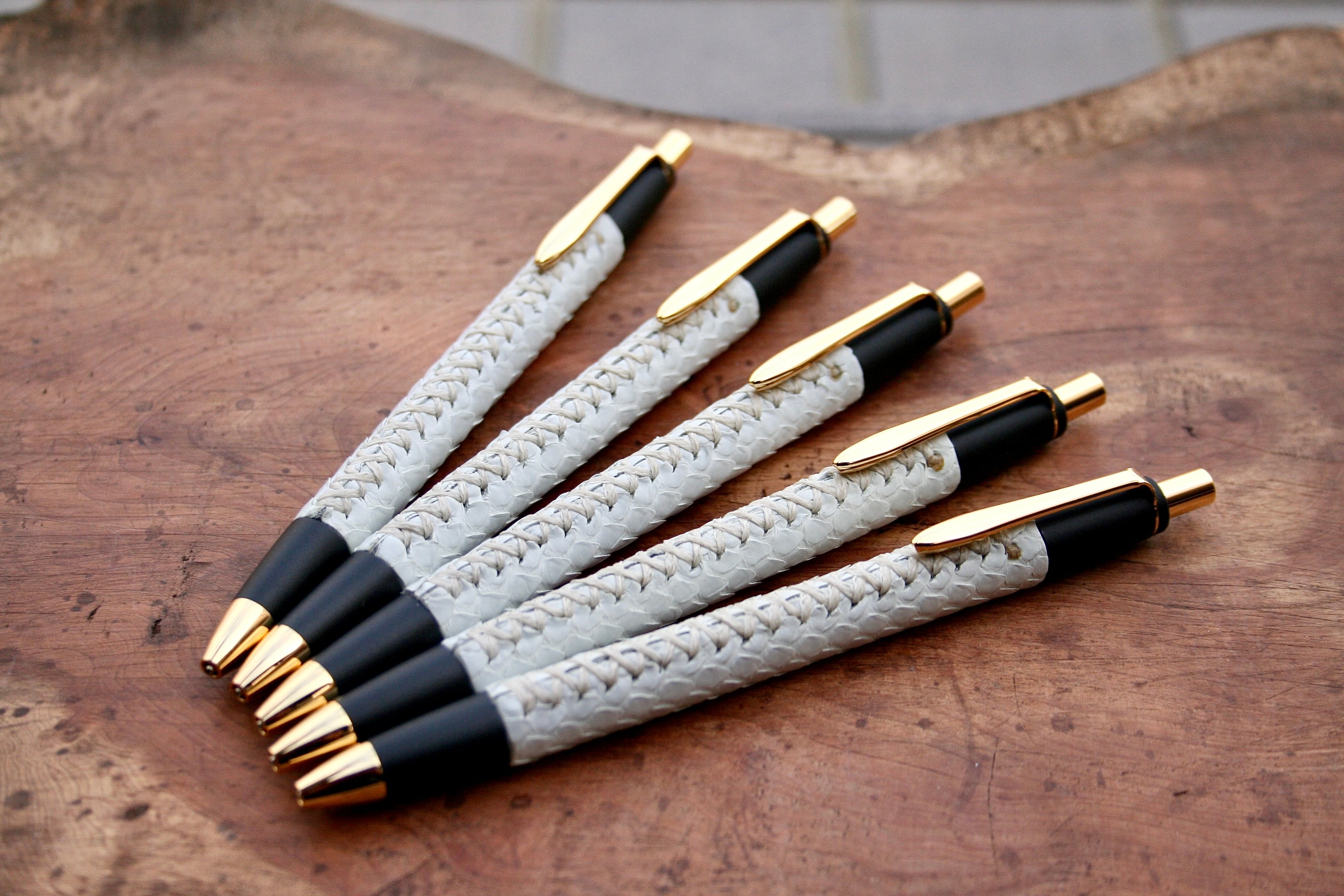 ラスト販売 ☆巳年限定☆ 革軸ペン【パイソンレザー（白蛇革