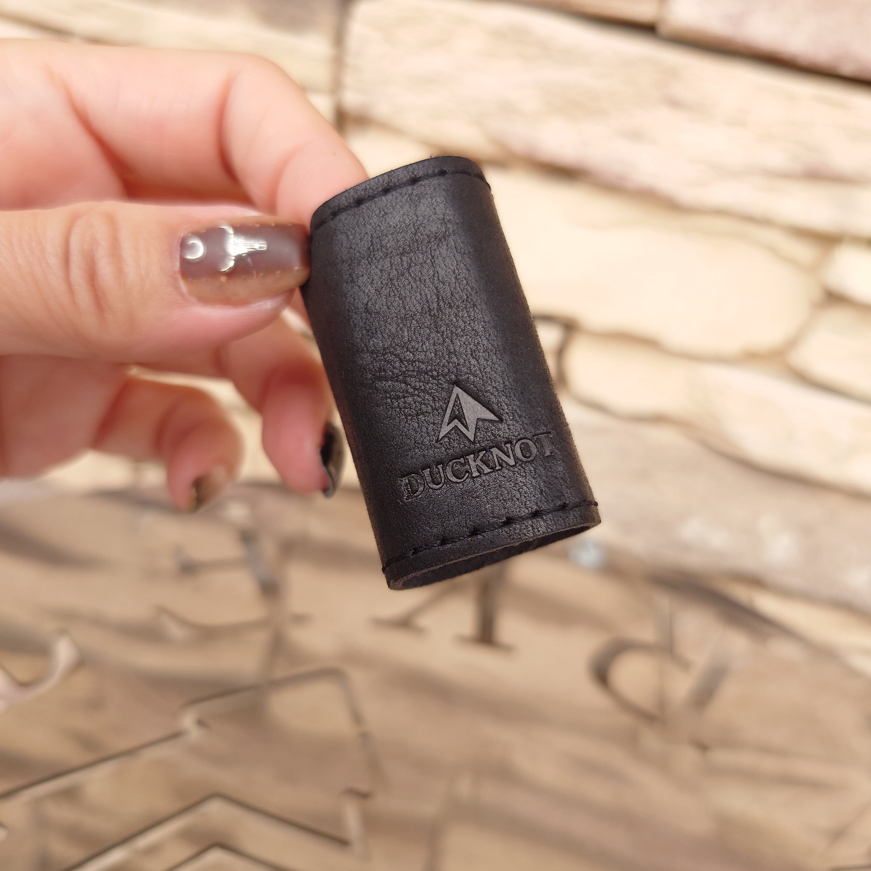 DUCKNOT ダックノット】 薪バサミ B.S.T 〈レザー：ブラック〉 | CAMP