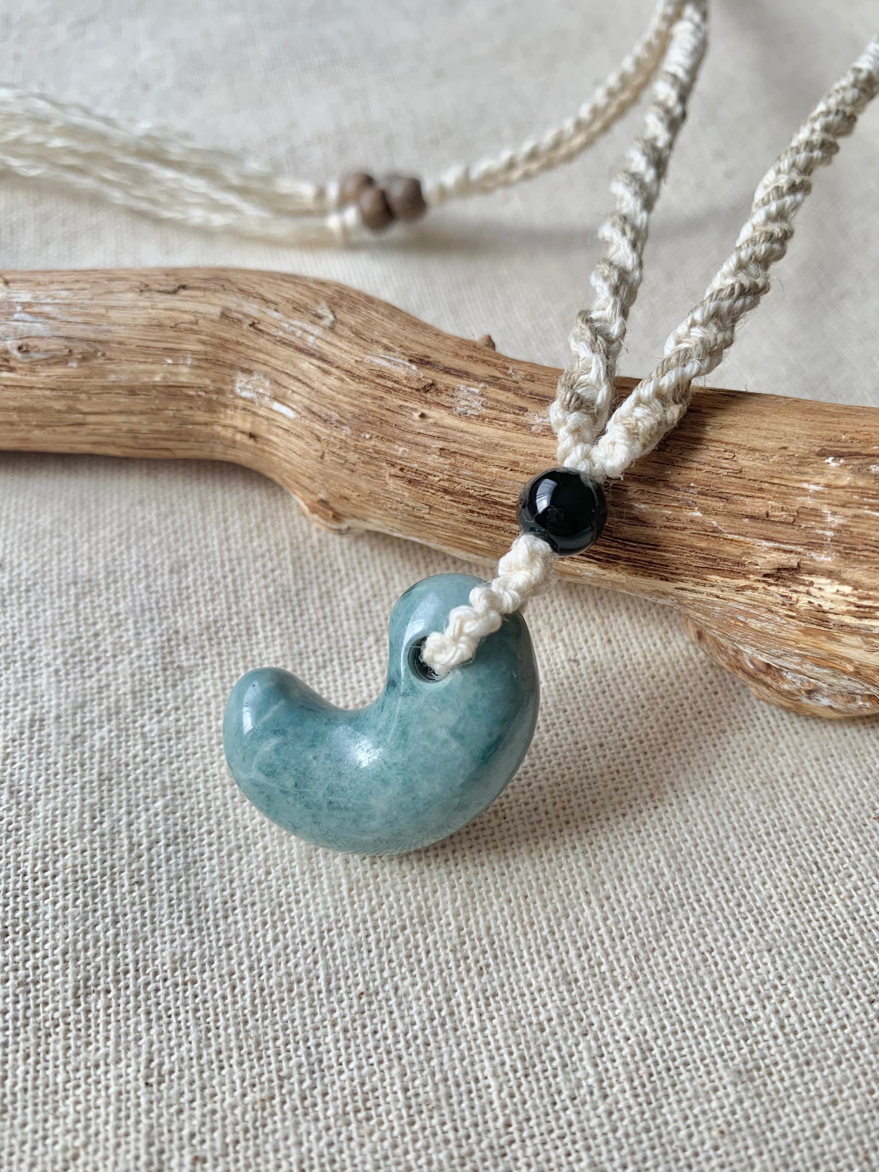 糸魚川産翡翠勾玉 ネックレス 1点もの | 糸魚川翡翠・天然石を使った