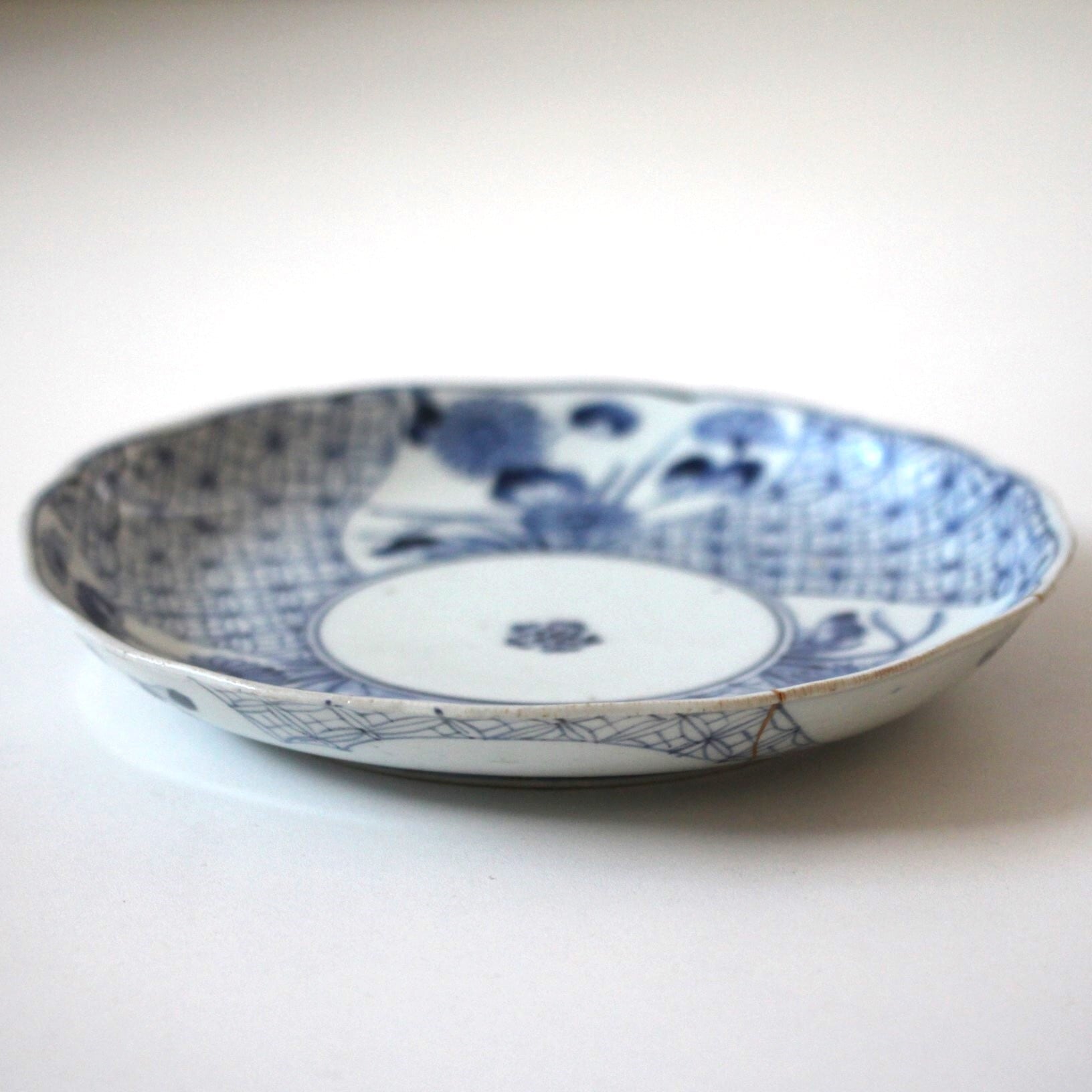 saiさん 古伊万里 桐菊鳳凰文輪花皿 と伊万里皿4枚 まとめて saiさん