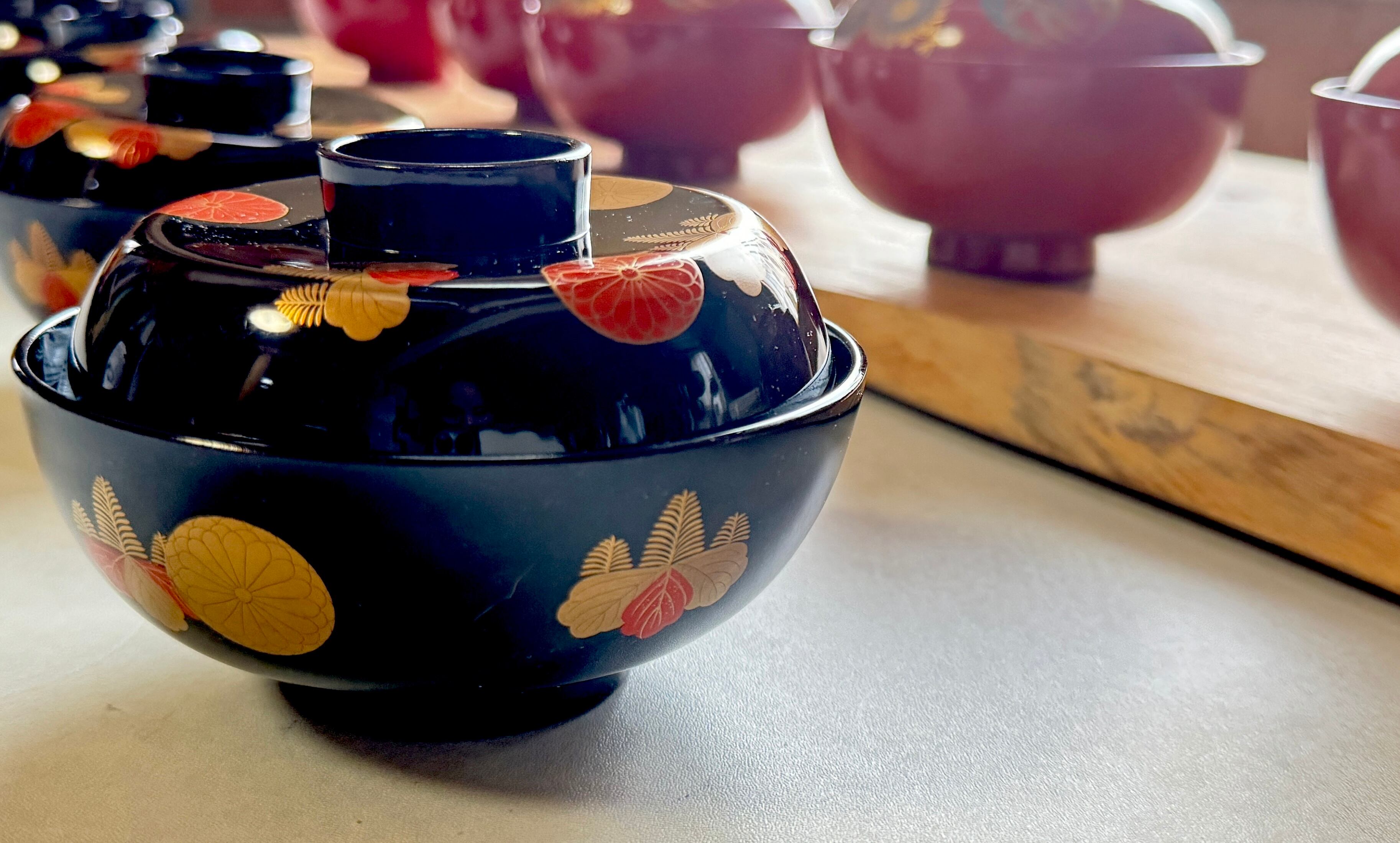 黒漆金蒔絵椀（くろうるしきんまきえわん） 菊桐文 木製蓋付き椀 明治