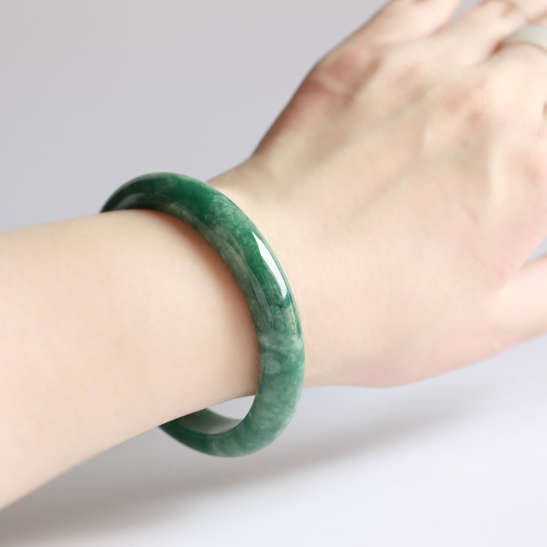 内径約58mm】明るくなりすぎない、深い緑が美しいダークグリーン翡翠