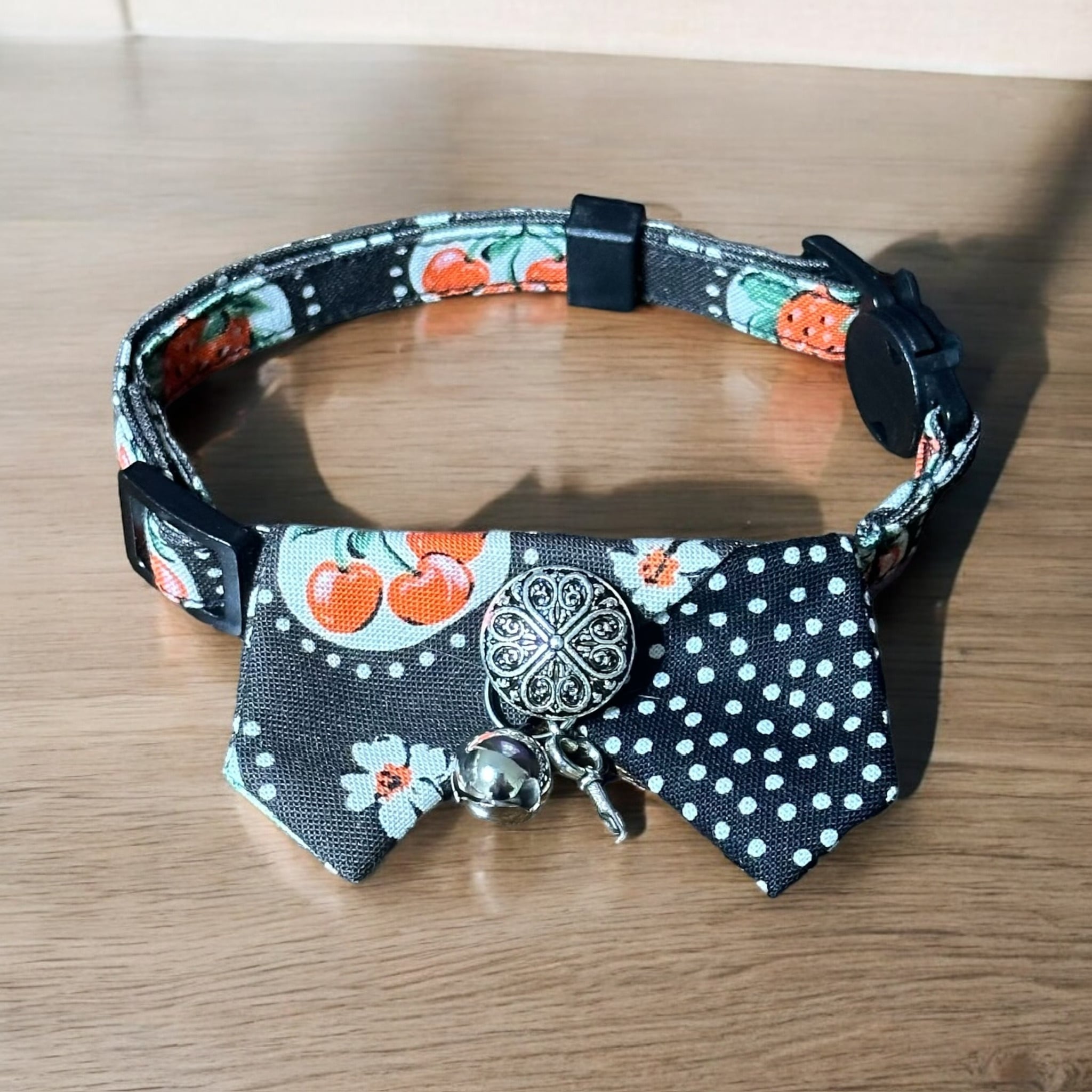 スノーフレーク柄、ファータイプ(①)わんちゃん猫ちゃん用襟つき首輪