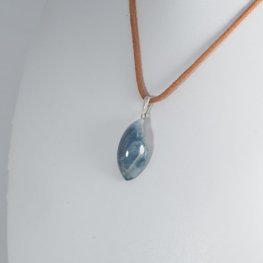 糸魚川翡翠 コン沢 青翡翠 しずくペンダントトップ 5.3g Bluer Jadeite