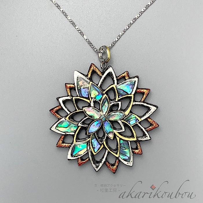 予約商品》【sv925】漆 螺鈿ペンダント 花透かし彫り 純金箔 プラチナ