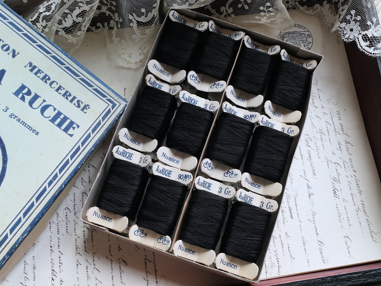 アンティーク お菓子の箱 と 手芸材料 糸巻き 待ち針 モチーフ ボタン