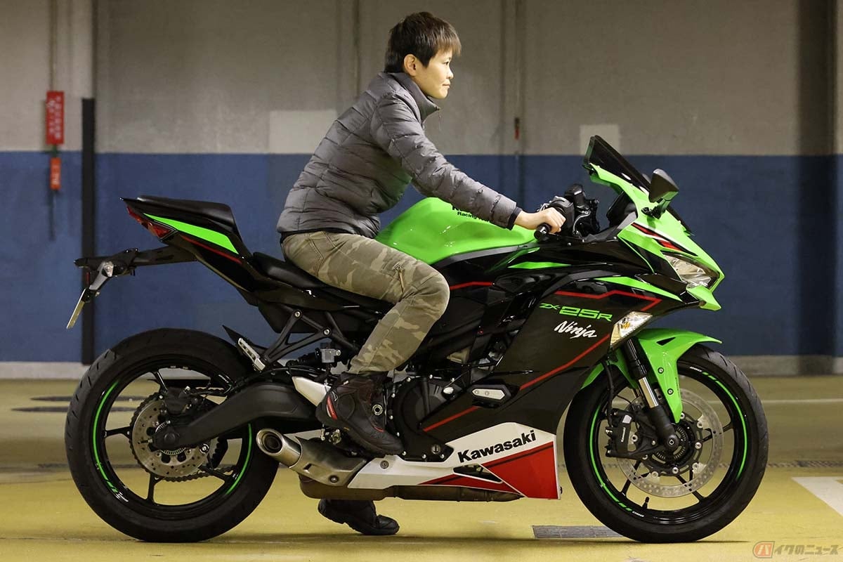 身長153cmのライダーから見た、カワサキ「Ninja ZX-25R」の足着きと