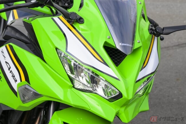 ヨンヒャク4発独占中のカワサキZX-4RRは大型キラーの万能バイクだ