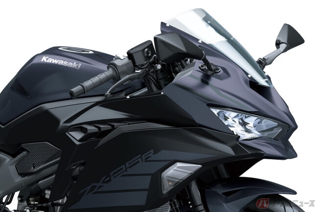 唯一無二、爽快感バツグンの4気筒250ccエンジン搭載!! 異なる2色の