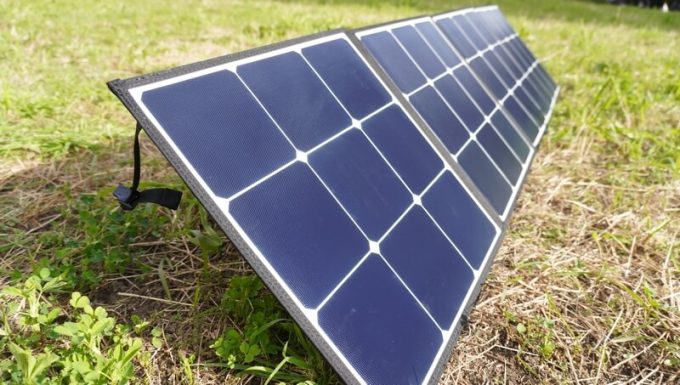 BLUETTI SP120 120Wのソーラーパネルをレビュー | 4つ折りのコンパクト