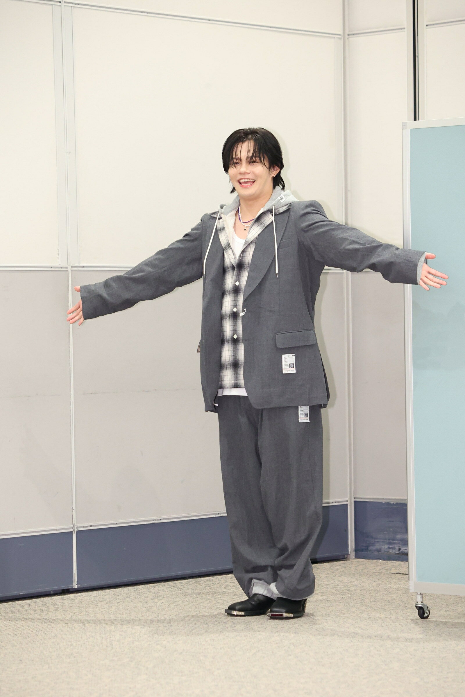 最初に渡したのはメンバー」超特急・カイが私服で登場！ 写真集「いま