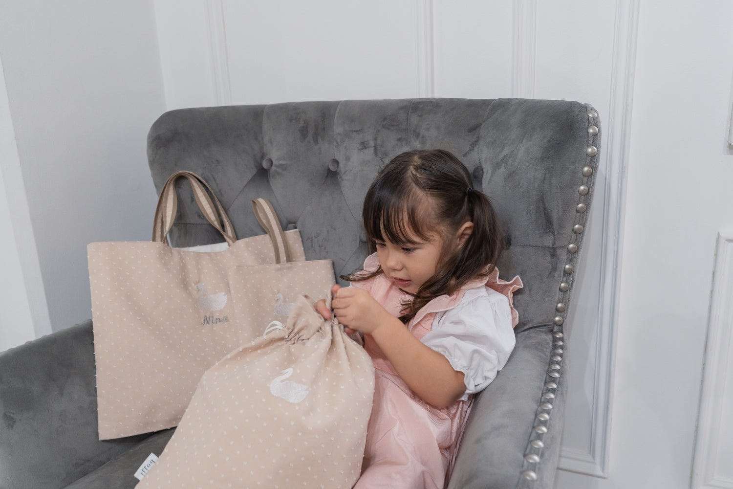 スワン刺繍の巾着袋/モカブラウン – bojji 公式