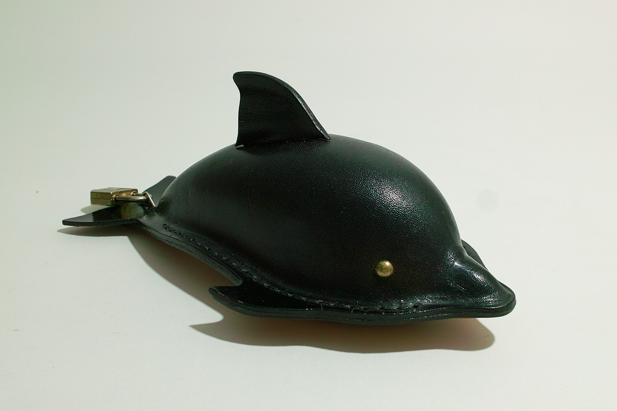 No.6135「ヌメ革の貯金箱〈イルカ〉：鴻池製作所」SOLD | ボルトナット