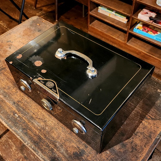 昭和レトロ スチール製の手提げ金庫(鍵付き) - [Sold Out]過去の販売商品