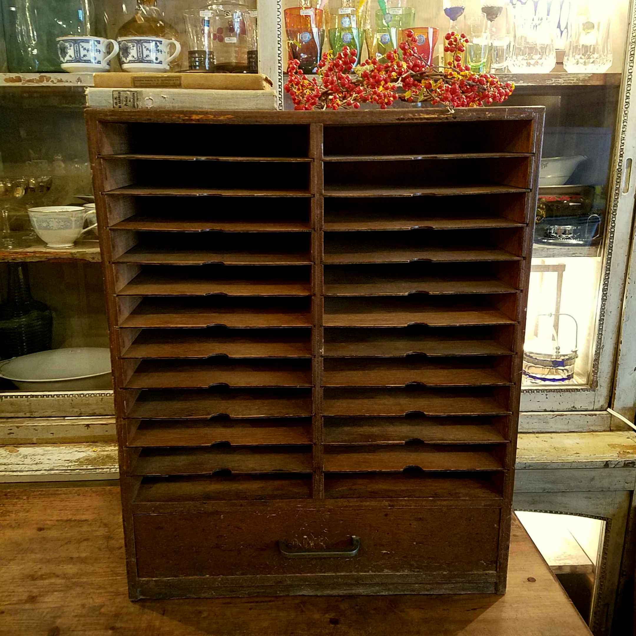 レトロな木製の書類棚（カルテ棚・カルテケース） - [Sold Out]過去の