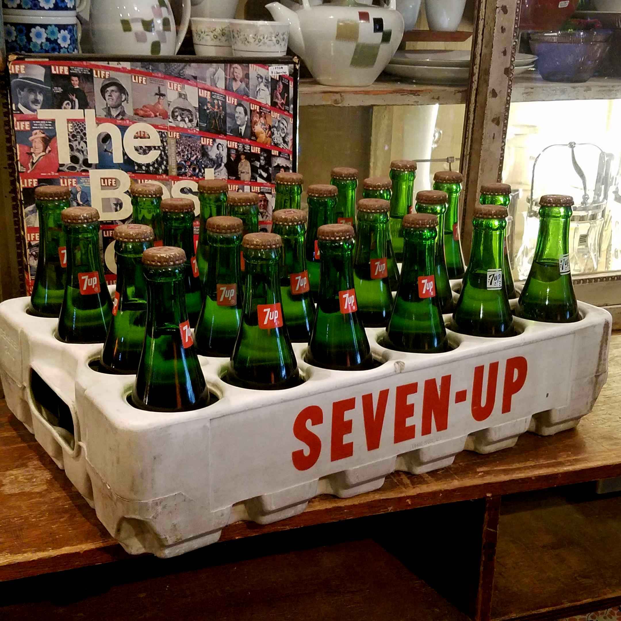 ヴィンテージな7-up(セブンアップ）の未開封ボトル＆プラケース