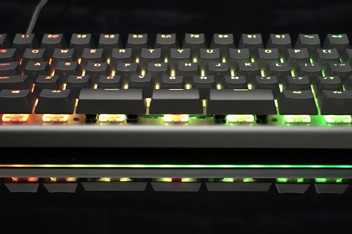 Kinesis Gaming、3分割のスペースバーや4個のスタンドを備えた60