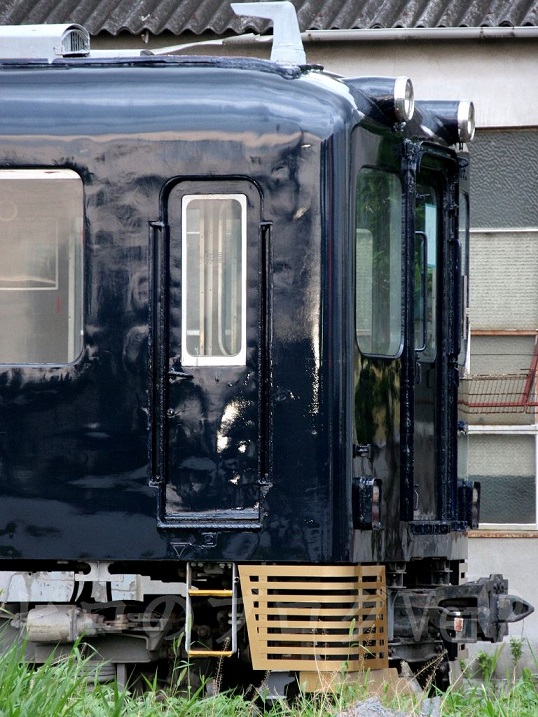 近鉄観光特急「青の交響曲」風の紺一色外装となった構内入換車＠高安