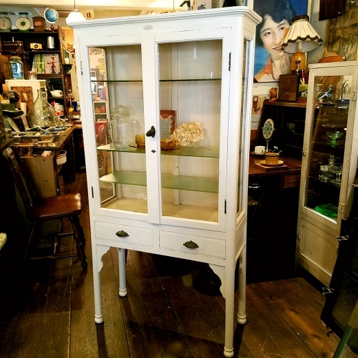 ヴィンテージな白いケビント/医療棚/ドクターキャビネット（三面ガラス