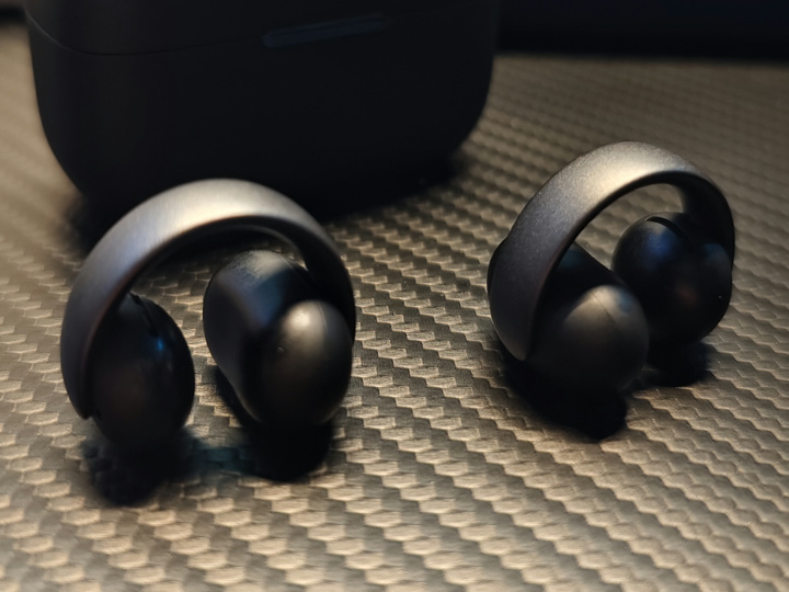 Anker、フラッグシップモデルとなるイヤーカフタイプの完全ワイヤレス