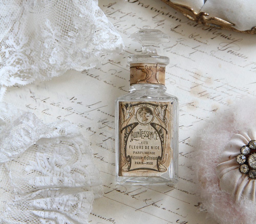 セピア色ラベルの香水瓶 | Ô BEL INVENTAIRE