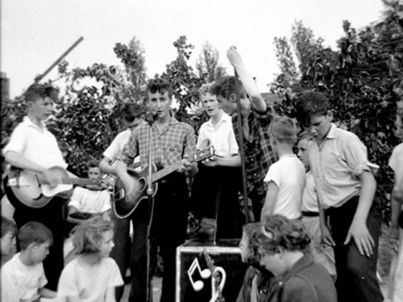 1957年7月6日、ポール・マッカートニー（15歳）とジョン・レノン（16歳