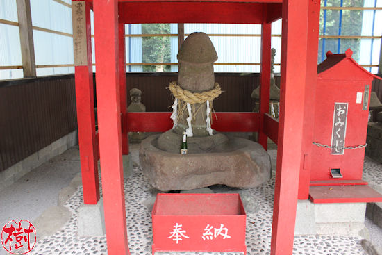 珍宝 石工 男 根 女 陰 天然石で作られた顔のついた男根