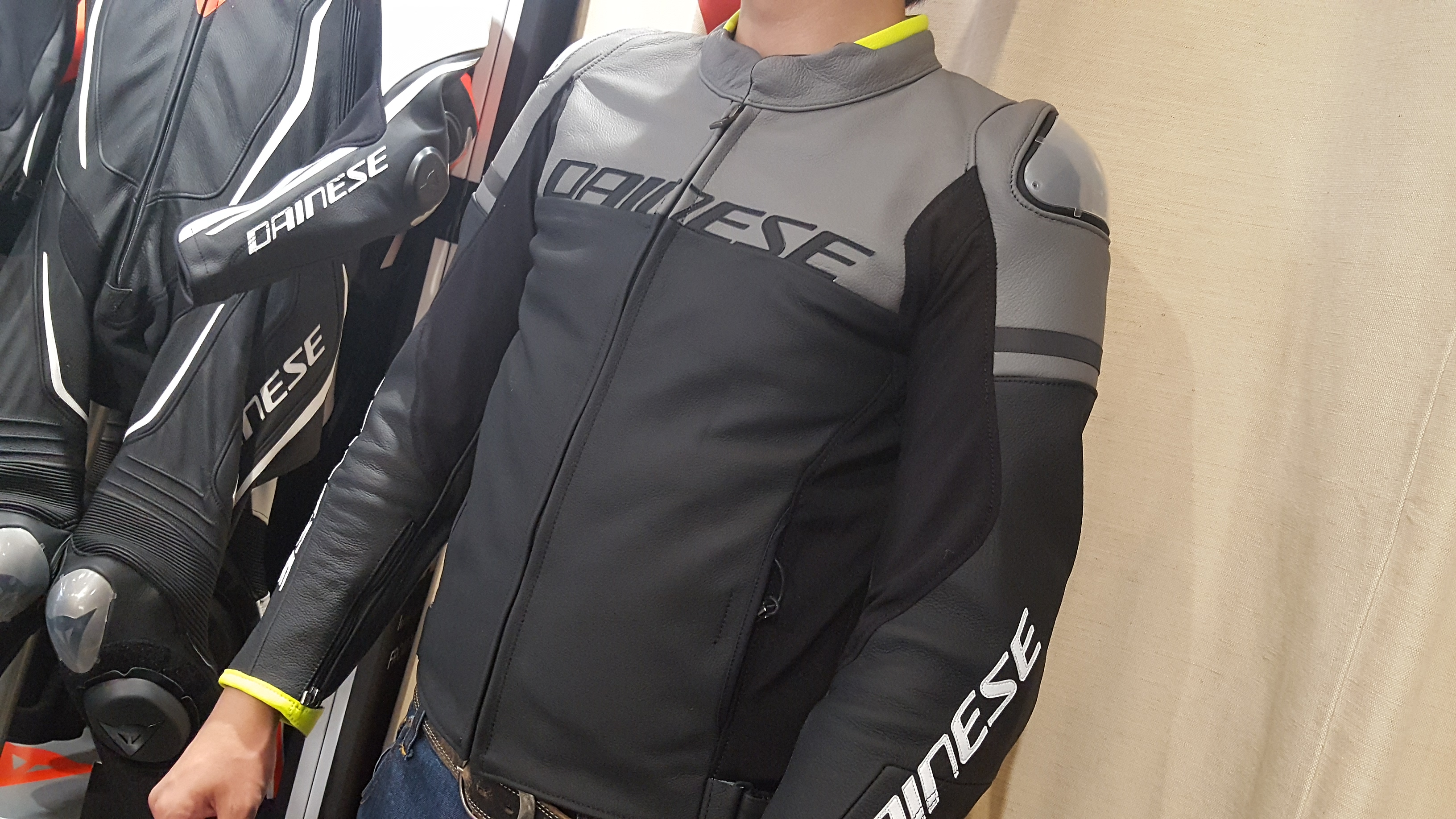 軽量で斬新なカラーが魅力のレザージャケット【AGILE】