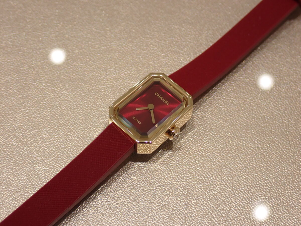 シャネル】『プルミエール リボン』に新しい選択肢？大胆な色で自信に