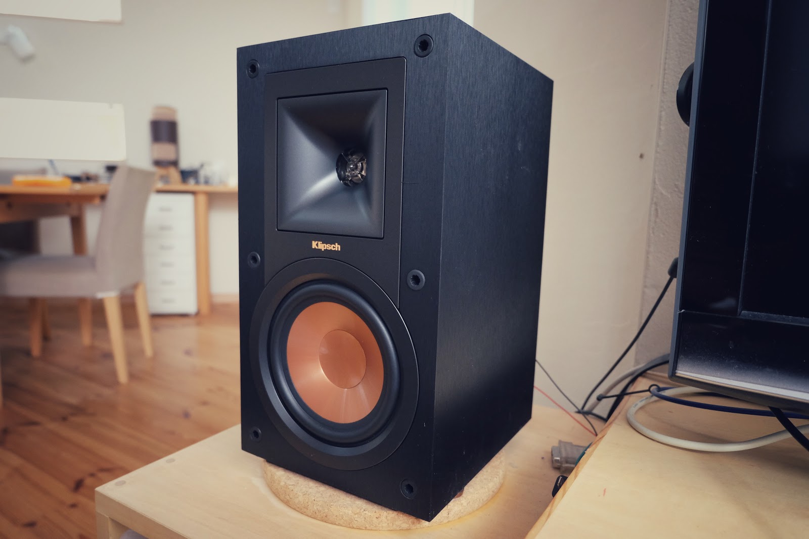 能率94dB。コスパ最強のオシャレな高性能スピーカー「Klipsch R-15M