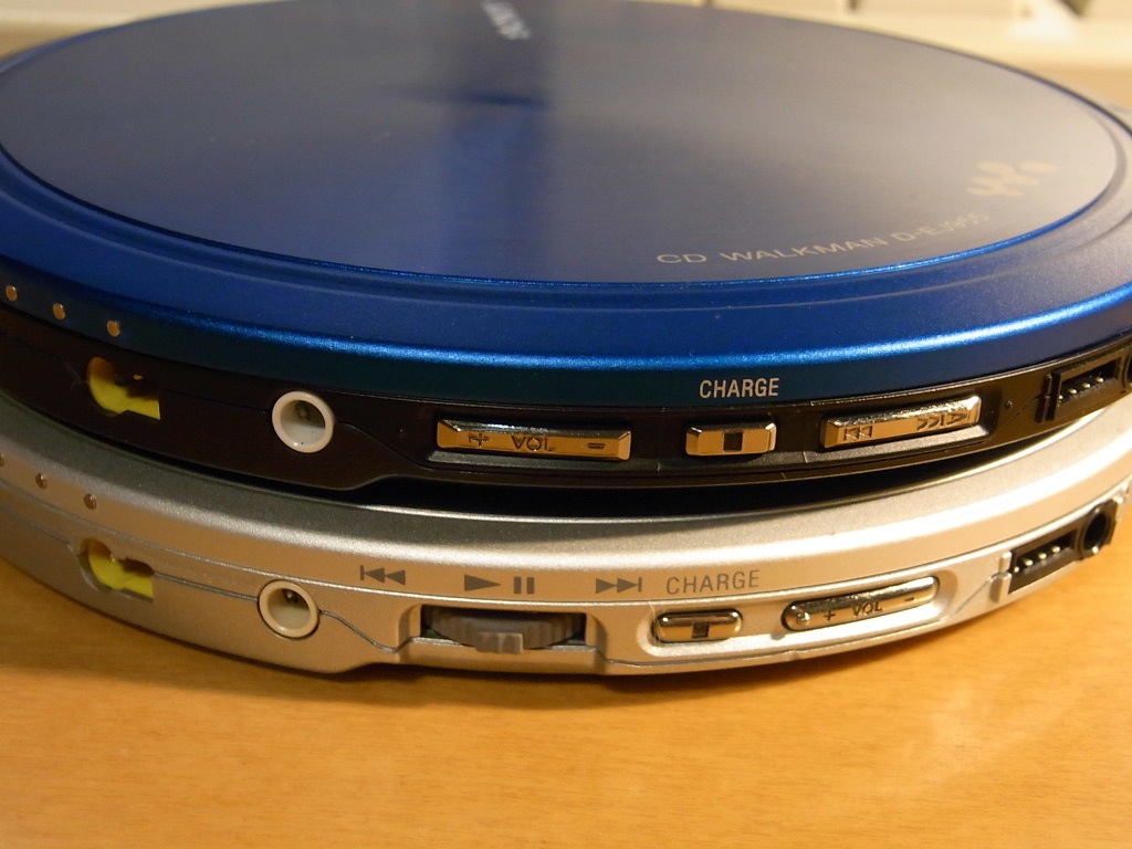 卓上オーディオ (Tabletop Audio): ポータブルCDプレイヤー(SONY D-EJ985)