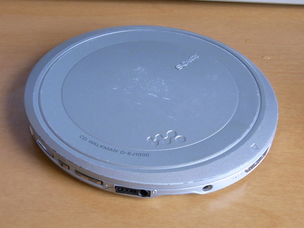 卓上オーディオ (Tabletop Audio): ポータブルCDプレイヤー(SONY D-EJ1000)