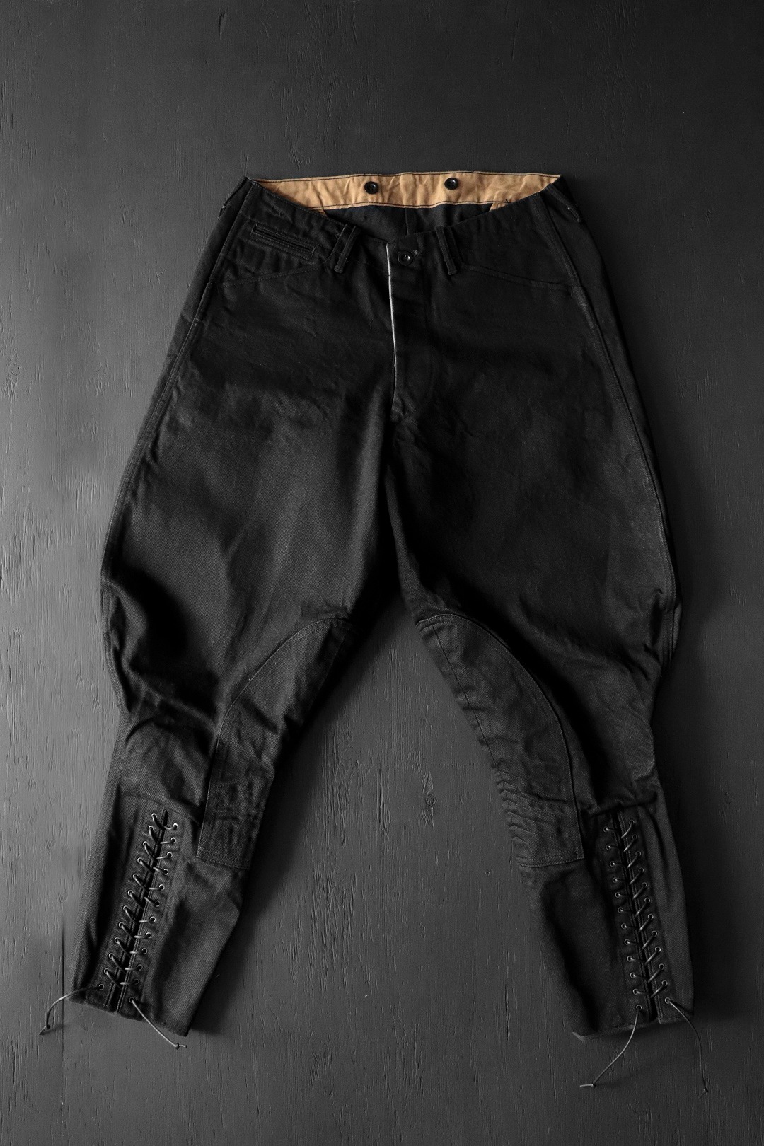 BLACK SIGN Main Lodge / 