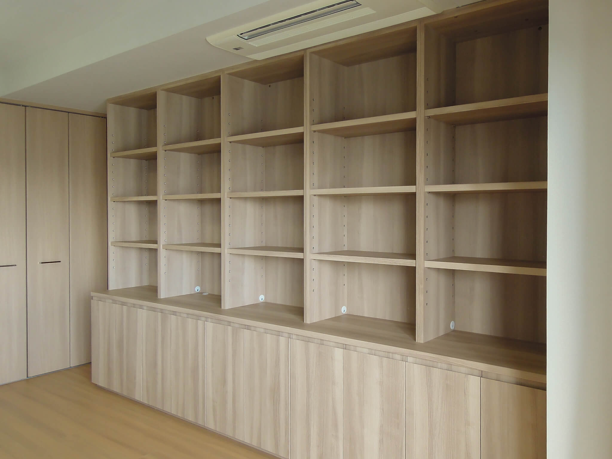 オーダーメイドの本棚｜費用相場・施工期間と事例を紹介！」