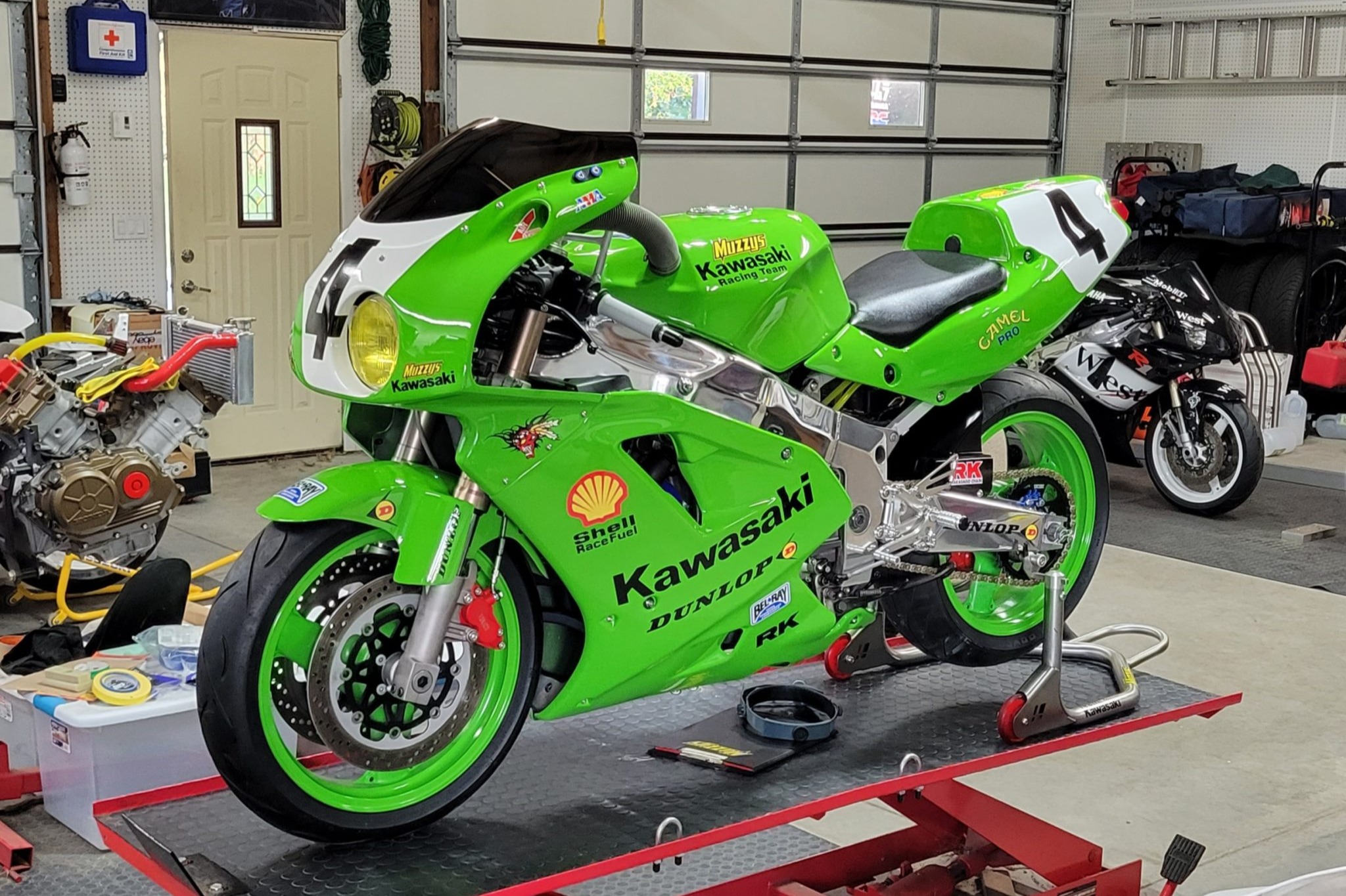 かず Vivacious '92 Kawasaki Ninja ZX-7 Pledges to Play Nice With Retro
