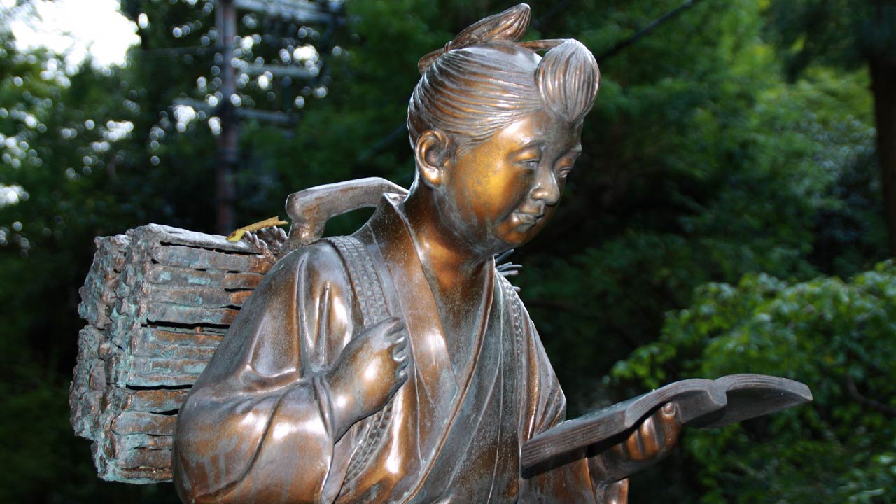 時代の流れ？ 勤勉の象徴「二宮金次郎像」がついに座る / ネットの声「ただ