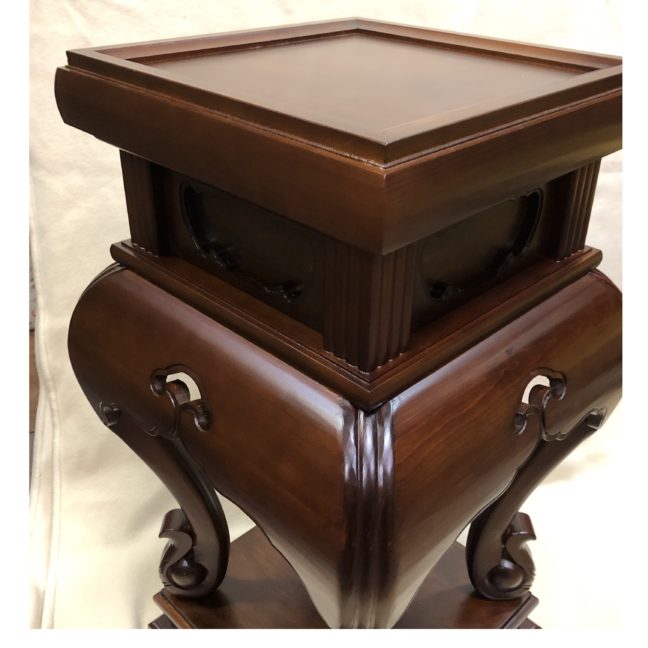 中央香台 : 高さ40cm、天板20cm角 中央香台 : 高さ40cm、