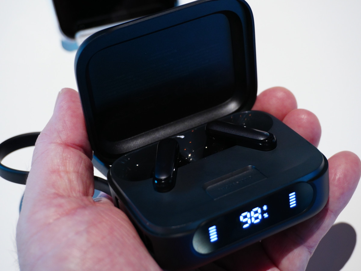 Ankerの新型モバイルバッテリー搭載イヤホン「Soundcore P41i