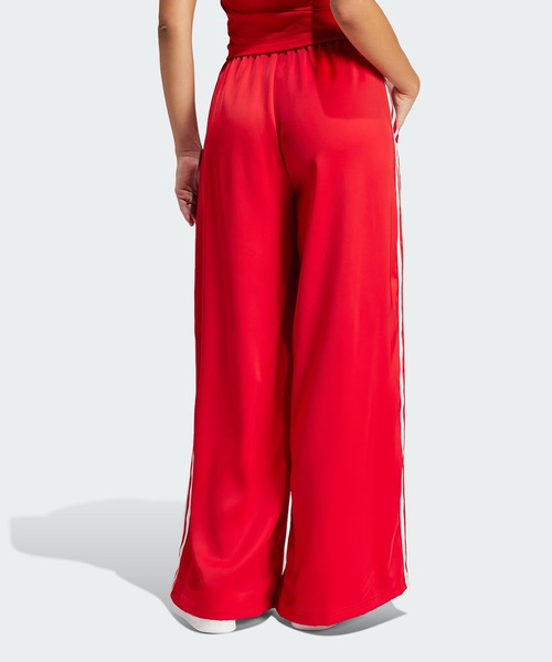 adidas（アディダス）の「サテン ワイドレッグ トラックパンツ