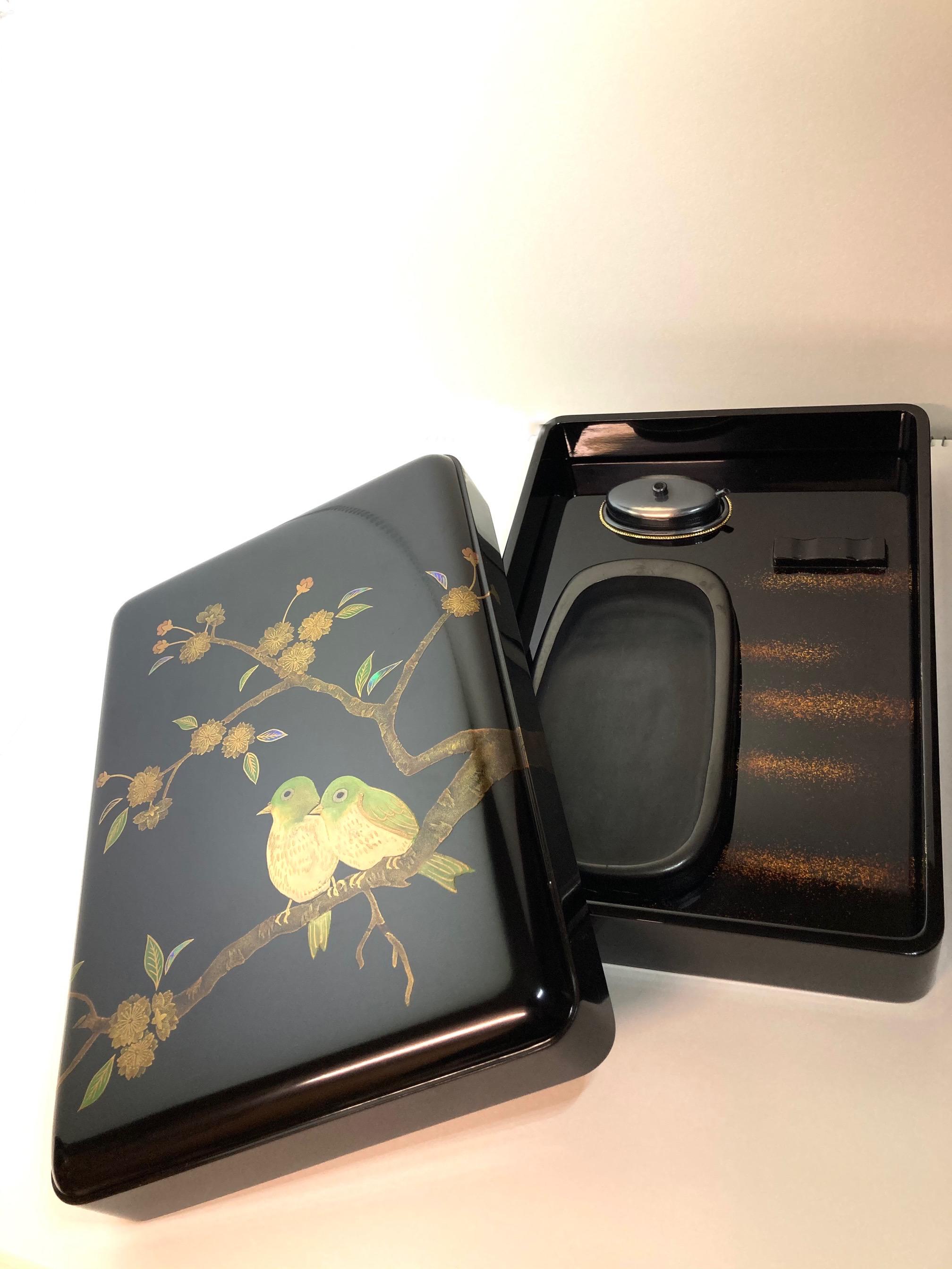 金属製 硯箱 雲と人物の彫刻