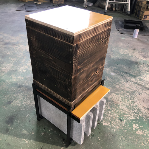 日本蜜蜂 重箱用巣箱台 30cm用 トリカルネット付き