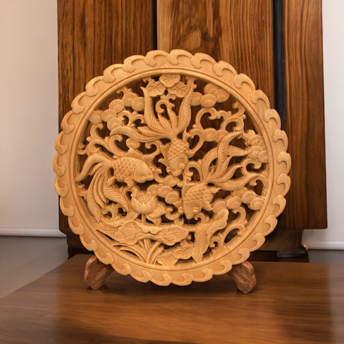 金魚戯水 26.5cm（金魚・蓮・水草) 参次元彫刻『雅』 透かし彫 楠彫刻