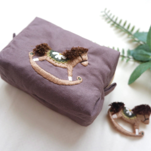 特集掲載】ふわふわ木馬刺繍のボックスポーチ ポーチ Szal 通販
