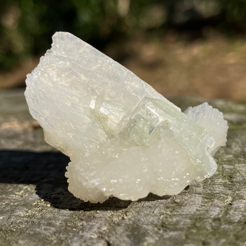 ホワイトスティルバイト、グリーンアポフィライト付き原石 ① 天然石