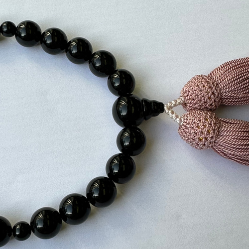 黒珊瑚のお念珠 主珠約10㎜ 親玉、ボサ黒珊瑚 正絹長房灰桜色 R50312Y2